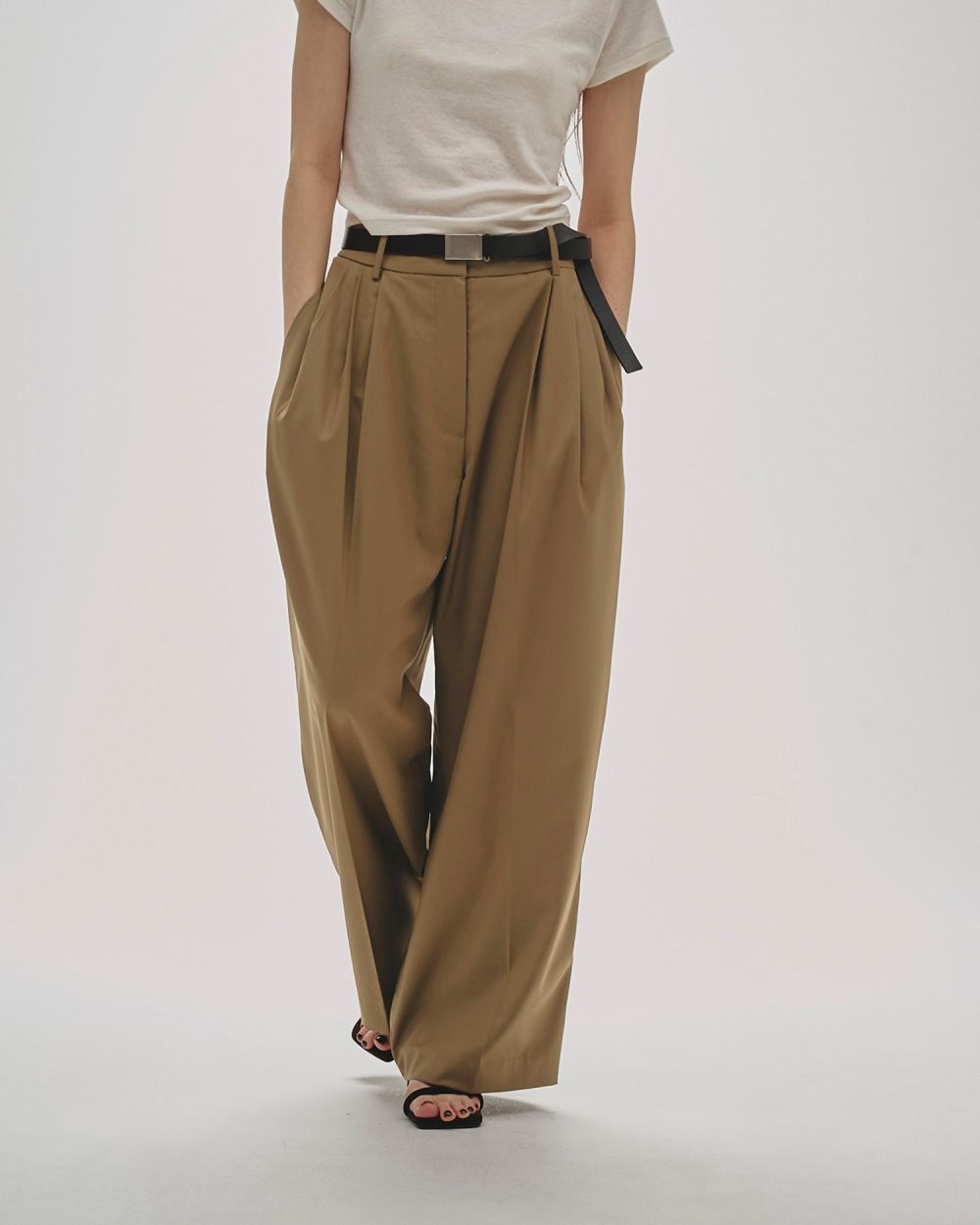 Lightweight Tuck Trousers Lightweight Tuck Trousers,ライトウエストタックトラウザーズ,12520704,パンツ,ボトムス,トラウザーズ,タックパンツ,ボンタン,ワイドパンツ,todayful,トゥデイフル,lifes,ライフズ,25aw,吉田怜香