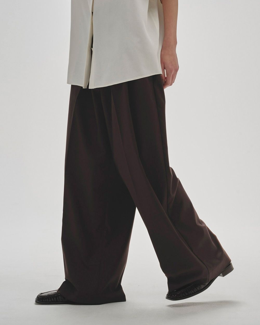 Lightweight Tuck Trousers Lightweight Tuck Trousers,ライトウエストタックトラウザーズ,12520704,パンツ,ボトムス,トラウザーズ,タックパンツ,ボンタン,ワイドパンツ,todayful,トゥデイフル,lifes,ライフズ,25aw,吉田怜香