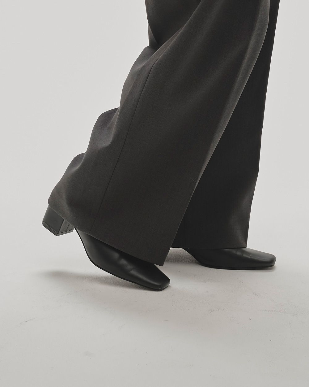 Squaretoe Leather Sabot Squaretoe Leather Sabot,スクエアレザーサボ,12521020,スクエアサボ,サボ,シューズ,レザーサボ,レザーシューズ,スクエアトゥサボ,靴,サンダル,todayful,トゥデイフル,lifes,ライフズ,25aw,吉田怜香