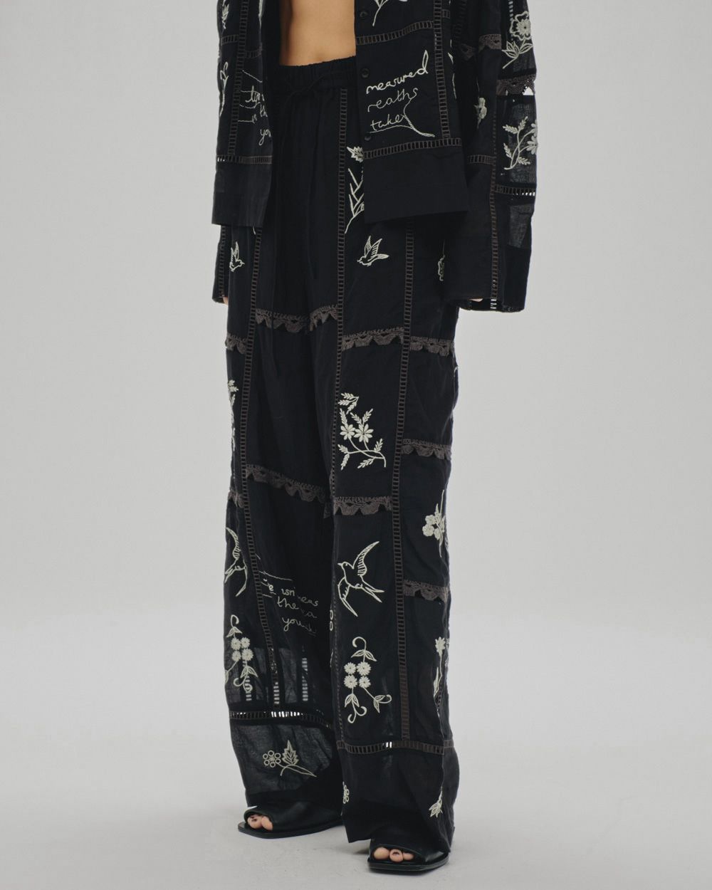 Embroidery Patchwork Trousers Embroidery Patchwork Trousers,エンブロイダリーパッチワークトラウザーズ,12610719,エンブロイダリートラウザーズ,パッチワークトラウザーズ,トラウザーズ,セットアップ,刺繍パンツ,ボトムス,todayful,トゥデイフル,lifes,吉田怜香,26ss