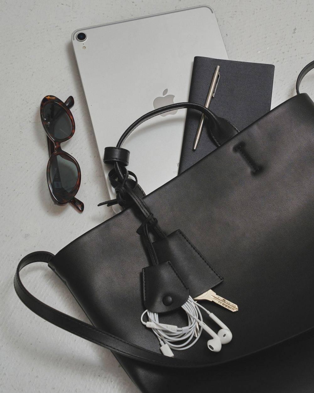 Useful Leather Bag (L) Useful Leather Bag (L),ユースフルレザーバッグ,12621041,バッグ,ユースフルバッグ,レザーバッグ,鞄,バック,todayful,トゥデイフル,lifes,吉田怜香,26aw